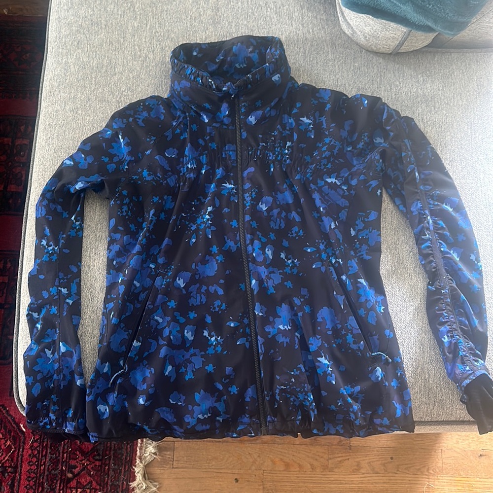 Light Lululemon jogging jacket, size 8